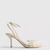 Sandalen met hakken en gehaakte bloemen
