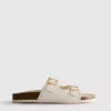 Sandalen met lasergesneden details op het voetbed