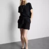 Shorts met riem en elastische tailleband