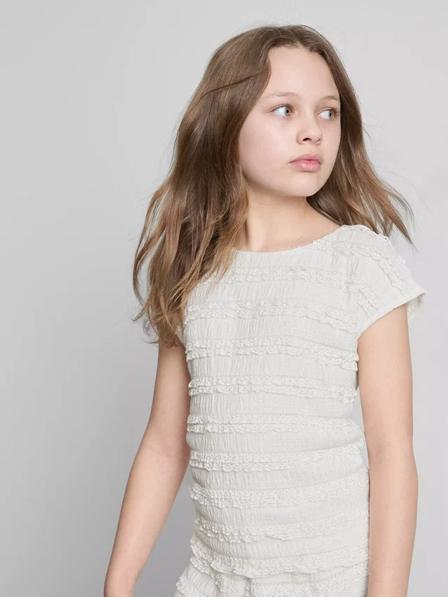 7-15 jaar | Blouse met gekreukelde kapmouwtjes en kanten rand