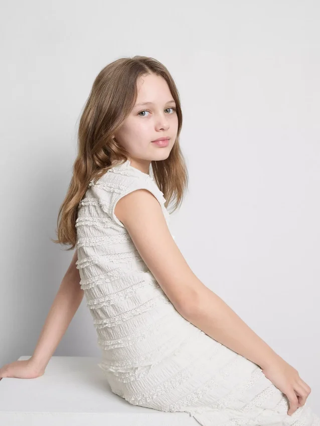 7-15 jaar | Blouse met gekreukelde kapmouwtjes en kanten rand