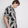 Abstract overhemd met korte mouwen en bladmotief