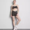 Actieve crop top met contrasterende rand en gekruiste rug