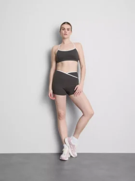 Actieve crop top met contrasterende rand en gekruiste rug