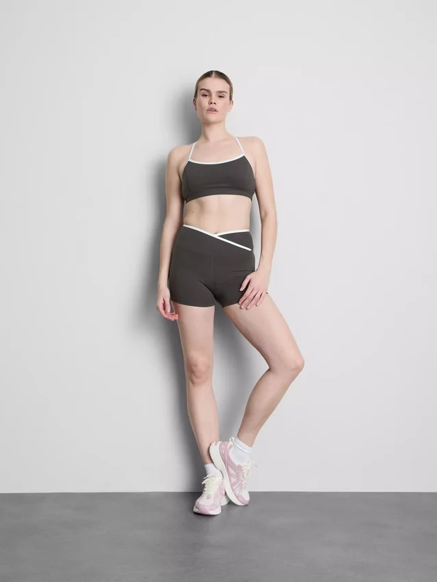 Actieve crop top met contrasterende rand en gekruiste rug