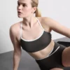 Actieve crop top met contrasterende rand en gekruiste rug