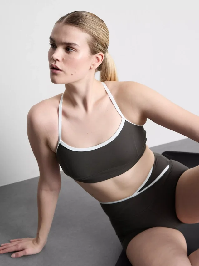 Actieve crop top met contrasterende rand en gekruiste rug