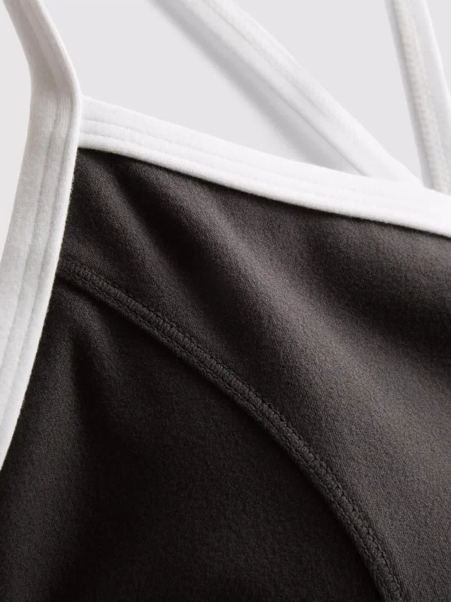 Actieve crop top met contrasterende rand en gekruiste rug