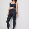 Actieve crop top met racerback en marmerprint