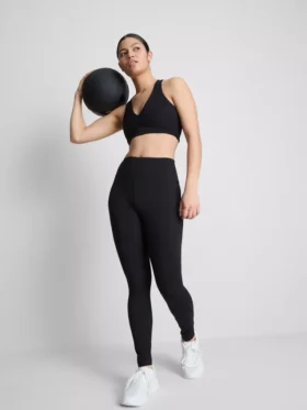 Actieve crop top met V-hals en soepele ondersteuning