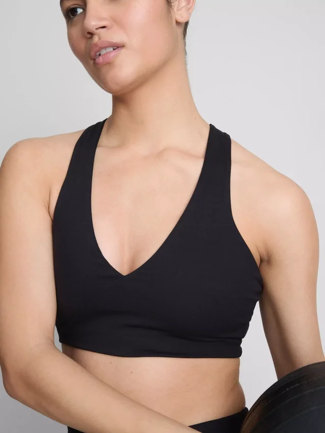 Actieve crop top met V-hals en soepele ondersteuning