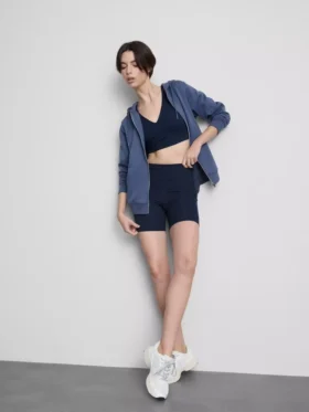 Actieve yogashort met gemiddelde taillehoogte en soepele ondersteuning
