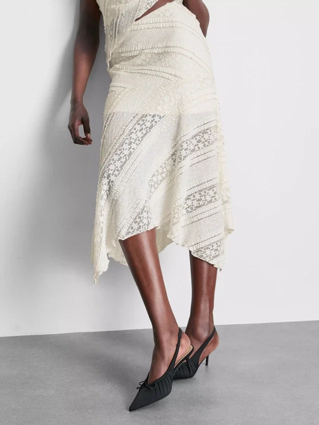 Asymmetrische kanten rok met asymmetrische zoom