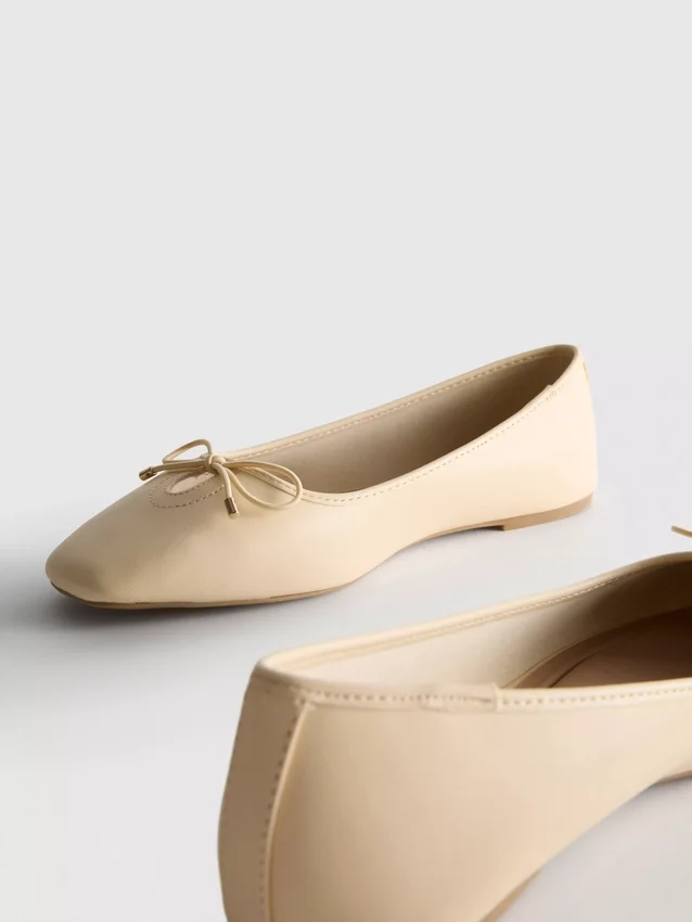Ballerina's met brede pasvorm, vierkante neus en in imitatieleer