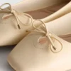 Ballerina's met brede pasvorm, vierkante neus en in imitatieleer