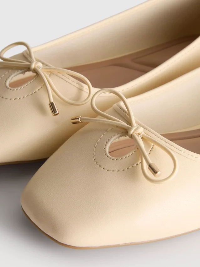 Ballerina's met brede pasvorm, vierkante neus en in imitatieleer