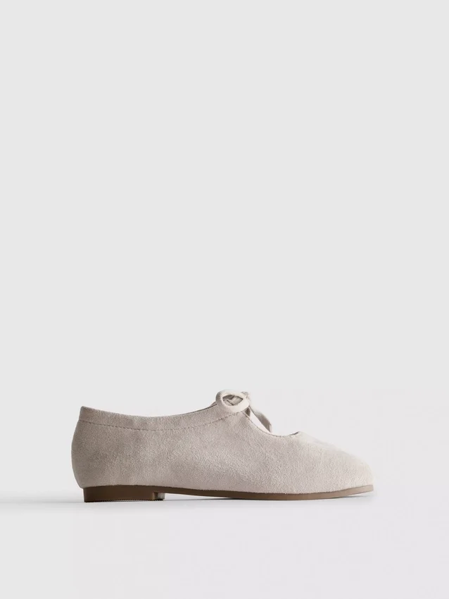 Ballerina's met strikdetail aan de zijkant van de platte schoenen