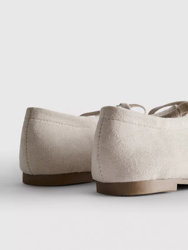 Ballerina's met strikdetail aan de zijkant van de platte schoenen