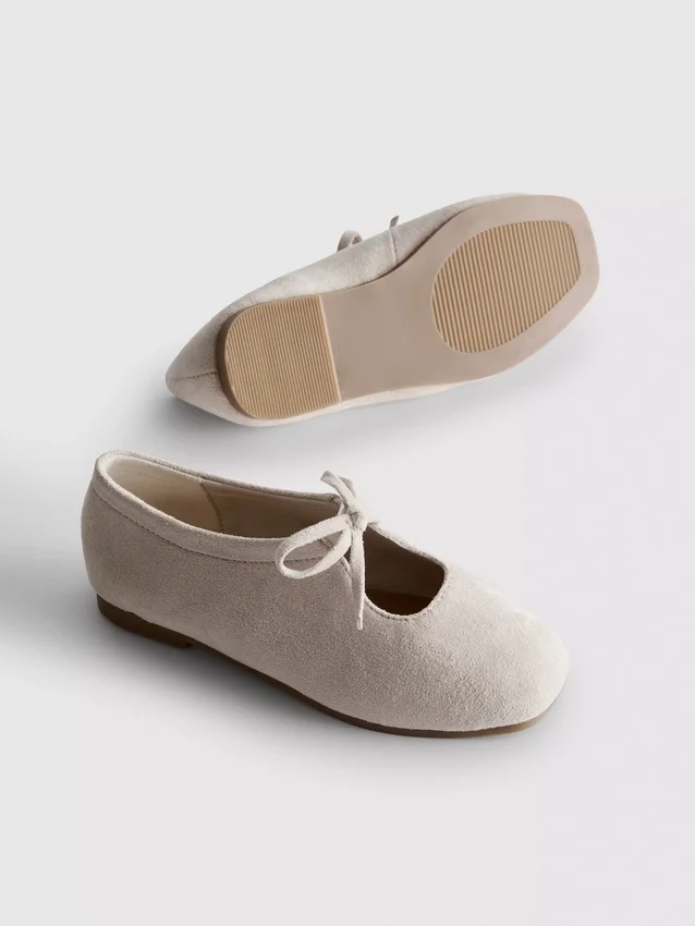 Ballerina's met strikdetail aan de zijkant van de platte schoenen