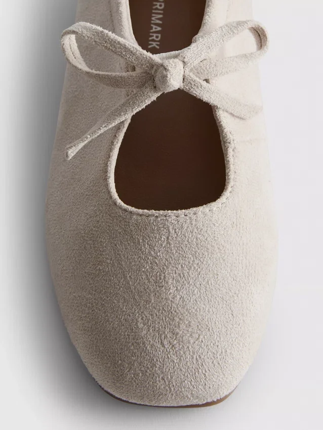Ballerina's met strikdetail aan de zijkant van de platte schoenen