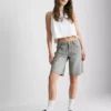 Bermudashort van denim met onafgewerkte zoom