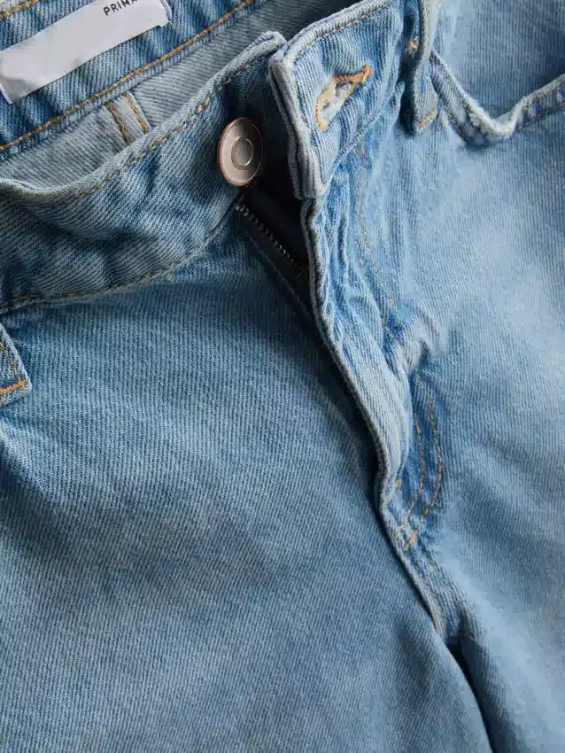 Bermudashort van denim met onafgewerkte zoom