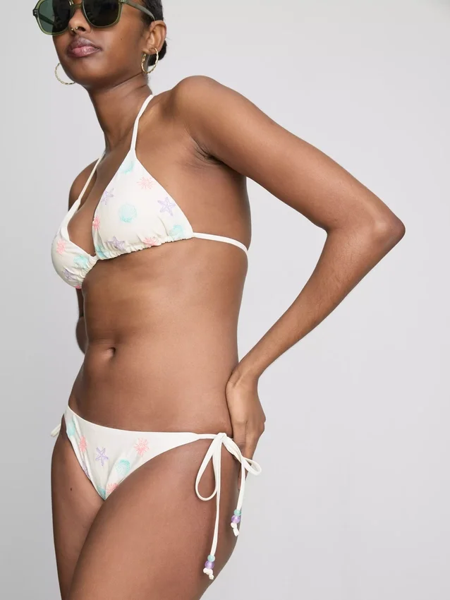 Bikinibroekje met borduursel en strik aan de zijkant