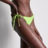 Bikinibroekje met kralen en strik aan de zijkant