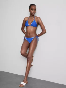 Bikinibroekje met strikjes aan de zijkant en stikdetails