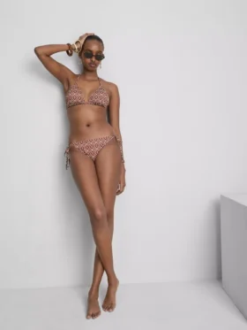 Bikinisets met driehoekige top en strikjes aan de zijkanten