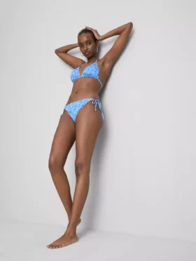 Bikinisets met driehoekige top en strikjes aan de zijkanten
