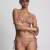 Bikinisets met driehoekige top en strikjes aan de zijkanten