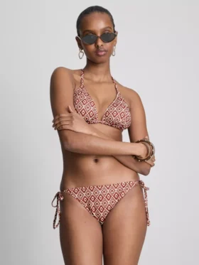 Bikinisets met driehoekige top en strikjes aan de zijkanten