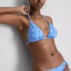 Bikinisets met driehoekige top en strikjes aan de zijkanten