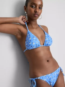 Bikinisets met driehoekige top en strikjes aan de zijkanten