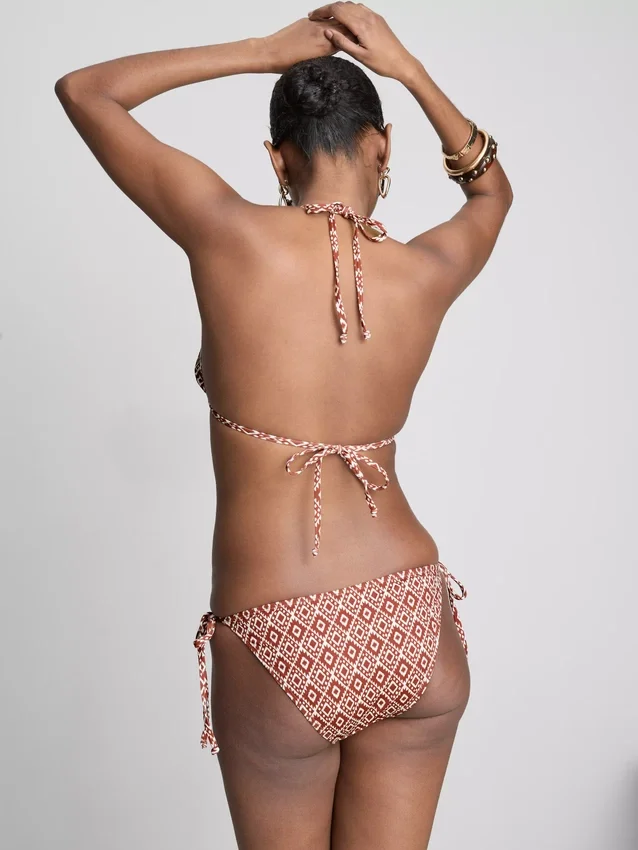 Bikinisets met driehoekige top en strikjes aan de zijkanten