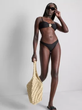 Bikinitop met bloemendetails en diep decolleté