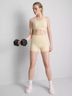 Boterzachte crop top met bandjes
