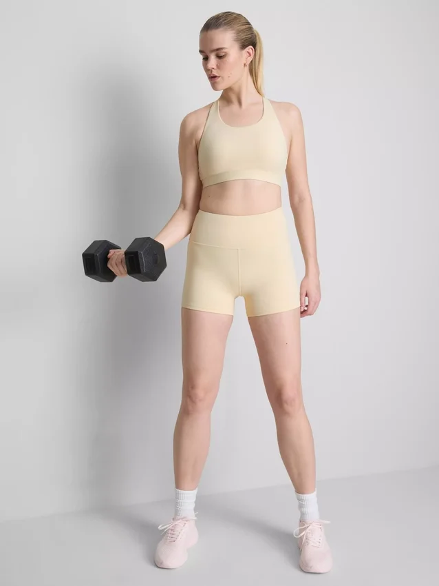 Boterzachte crop top met bandjes