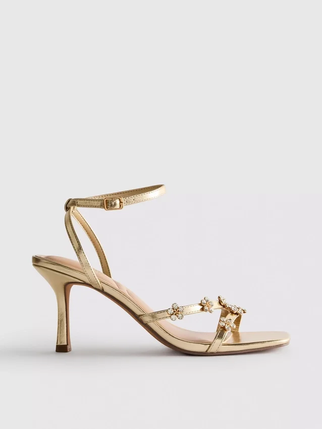 Breed uitgesneden sandalen met bloemenprint en strass op hakken