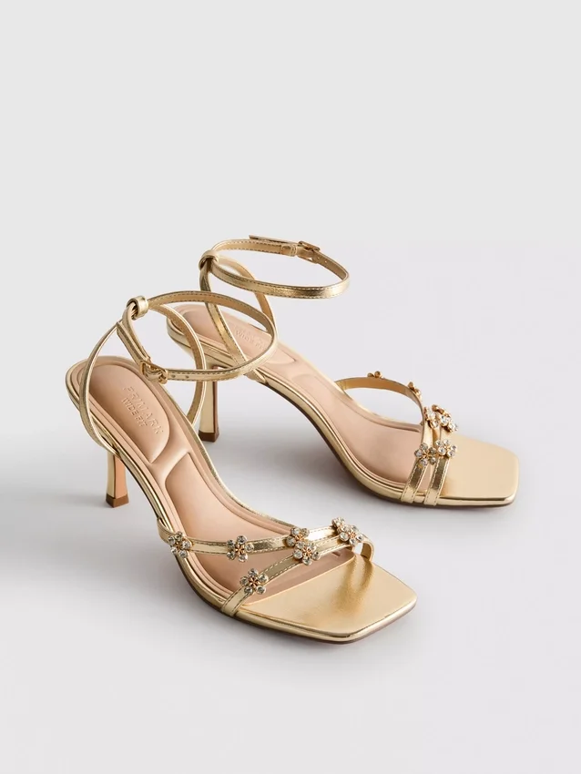 Breed uitgesneden sandalen met bloemenprint en strass op hakken