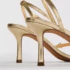 Breed uitgesneden sandalen met bloemenprint en strass op hakken