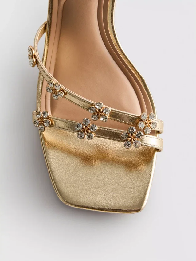 Breed uitgesneden sandalen met bloemenprint en strass op hakken