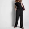 Broek met gekreukelde stof en wijde pijpen