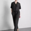 Broek met gekreukelde stof en wijde pijpen