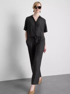 Broek met gekreukelde stof en wijde pijpen