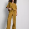 Broek met gekreukelde stof en wijde pijpen