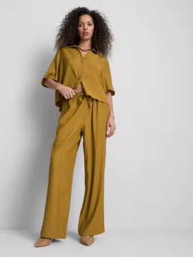 Broek met gekreukelde stof en wijde pijpen