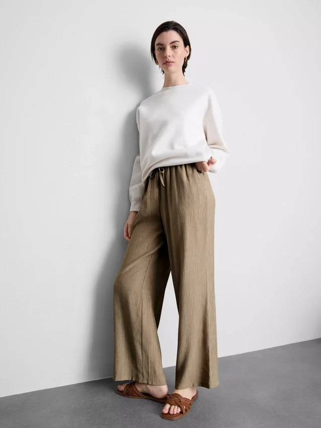 Broek met gekreukelde stof en wijde pijpen