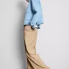 Broek met gekreukelde stof en wijde pijpen